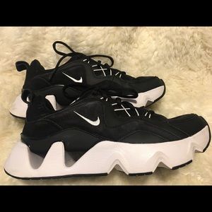 Nike RYZ sneaker sz 8.5